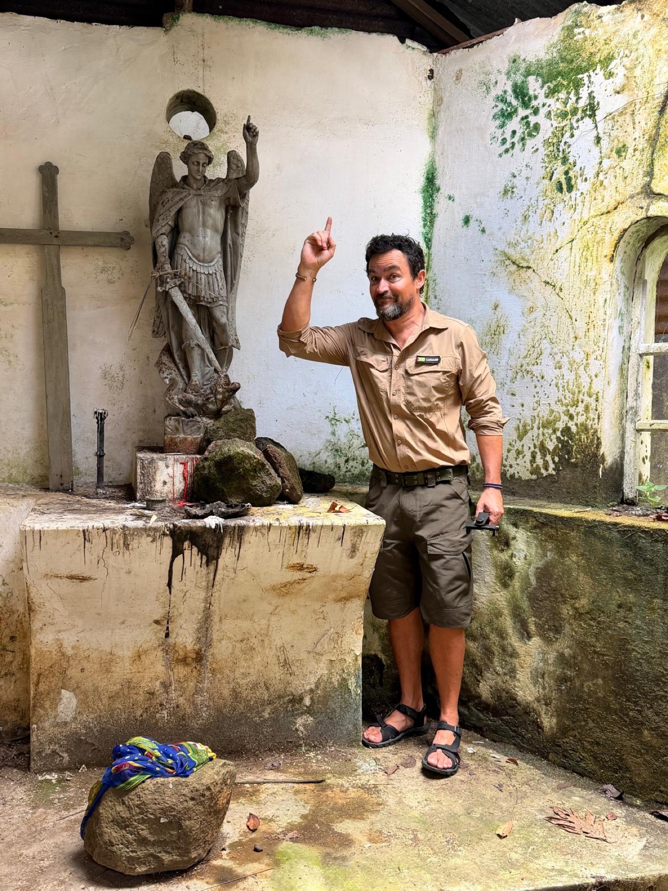 Luciano Baetz beside the original image of São Miguel
