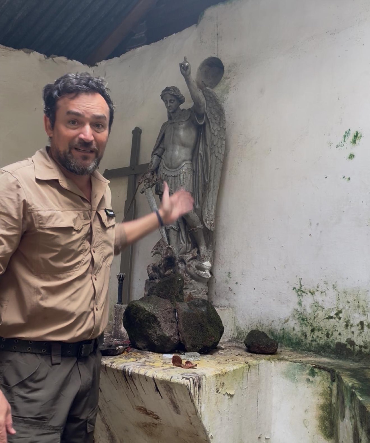Luciano Baetz presenting the original statue of São Miguel