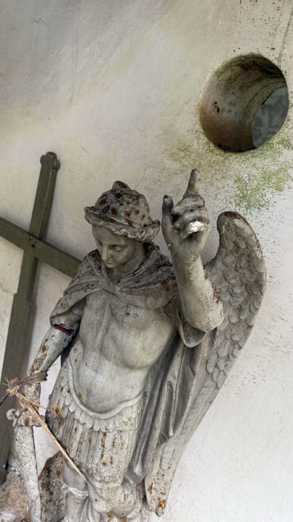 Close view of the original São Miguel statue